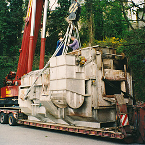 Assembling a foundry furnace with a mobile heavy-duty crane