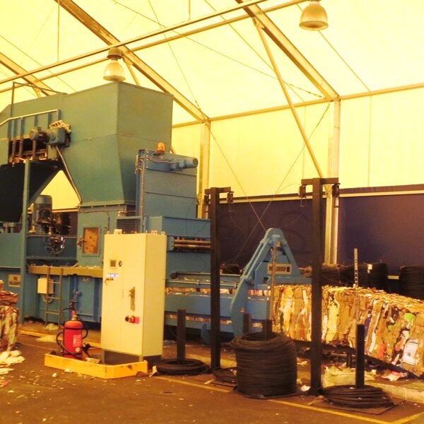 Hydraulic baler for compacting cardboard, paper, plastics e.g.