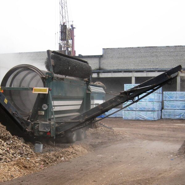 Mobile drum screen for waste wood