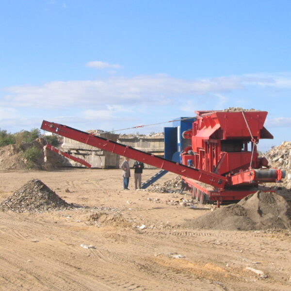 Mobile sorting and screening plant for construction waste 