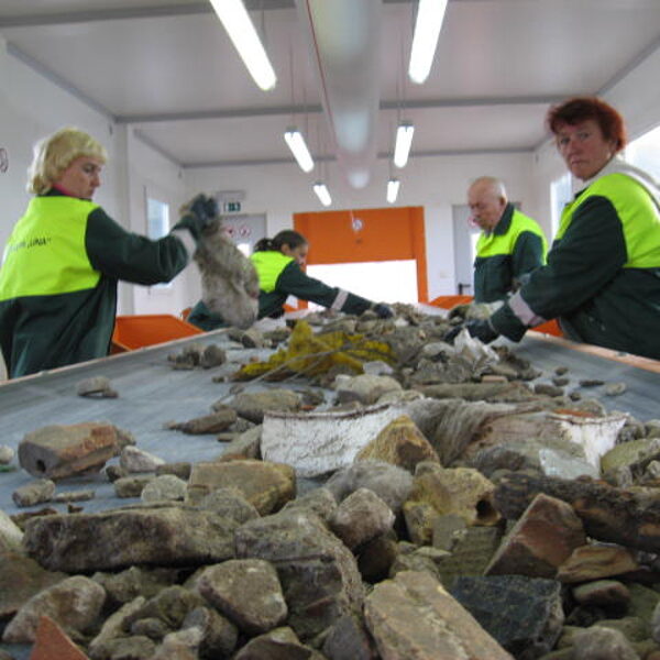 Sorting of mixed construction waste