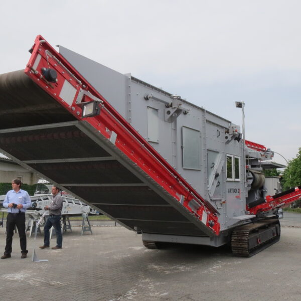 Mobile windshifter for construction waste