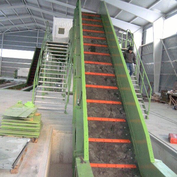 Feeding conveyor for mixed recyclables