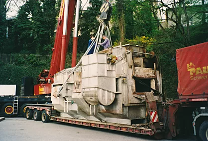 Assembling a foundry furnace with a mobile heavy-duty crane