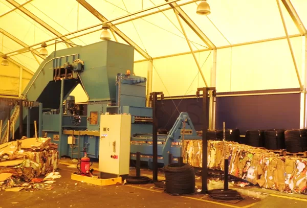 Hydraulic baler for compacting cardboard, paper, plastics e.g.