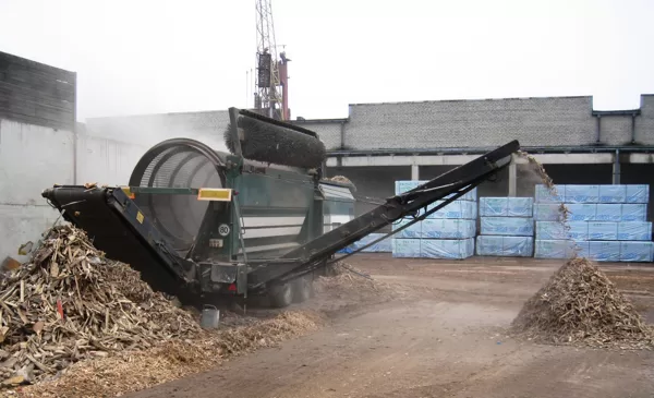 Mobile drum screen for waste wood