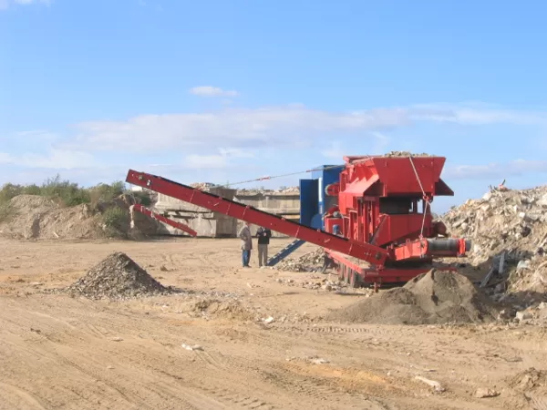 Mobile sorting and screening plant for construction waste 
