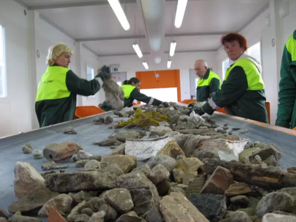 Sorting of mixed construction waste