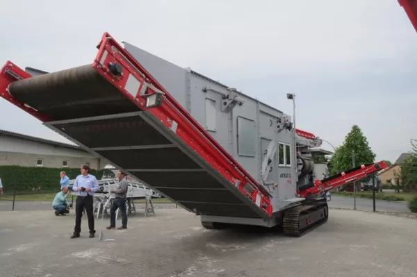 Mobile windshifter for construction waste
