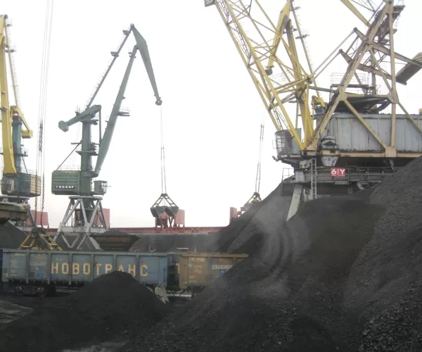 Feeding coal in sea harbour