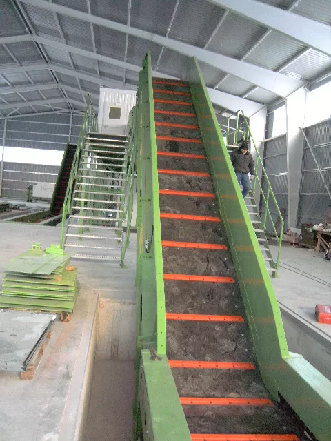 Feeding conveyor for mixed recyclables